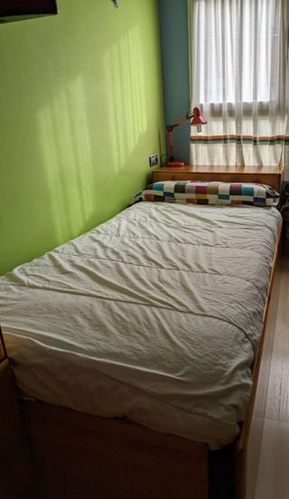 Habitación juvenil de madera noble de pino