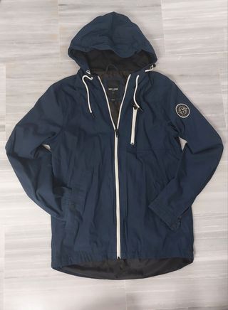 Chaqueta sport tela azul marino de Only. Talla S