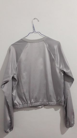 chaqueta estilo bomber plateada