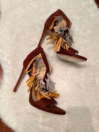 Sandalia de tacón con flecos