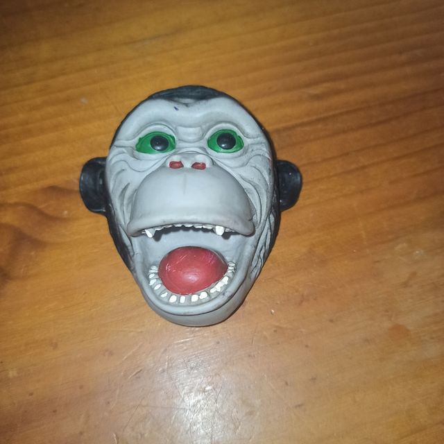 cara de mono titere dedos