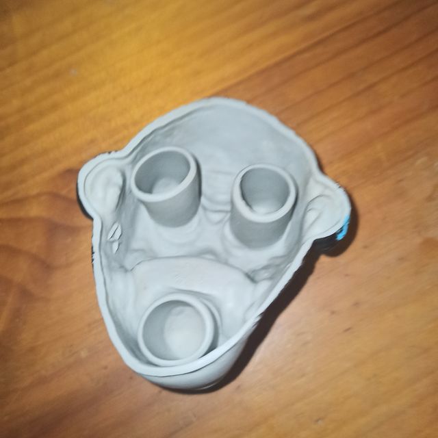 cara de mono titere dedos