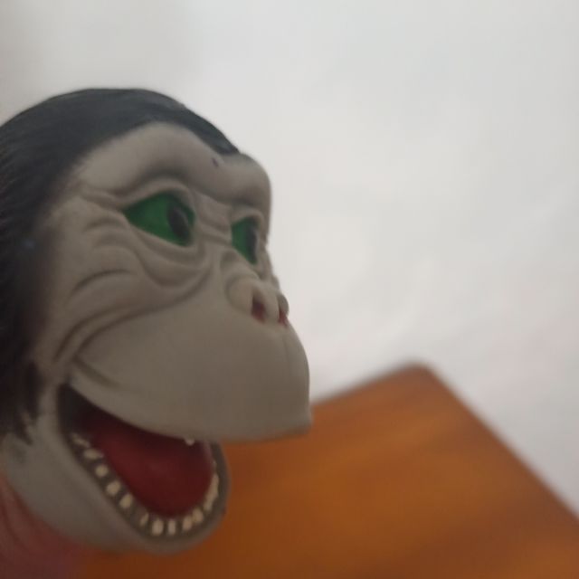 cara de mono titere dedos