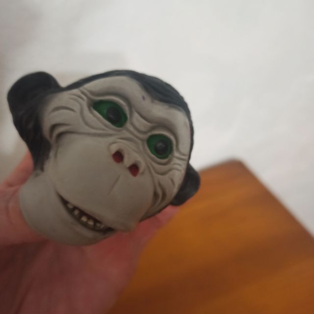 cara de mono titere dedos