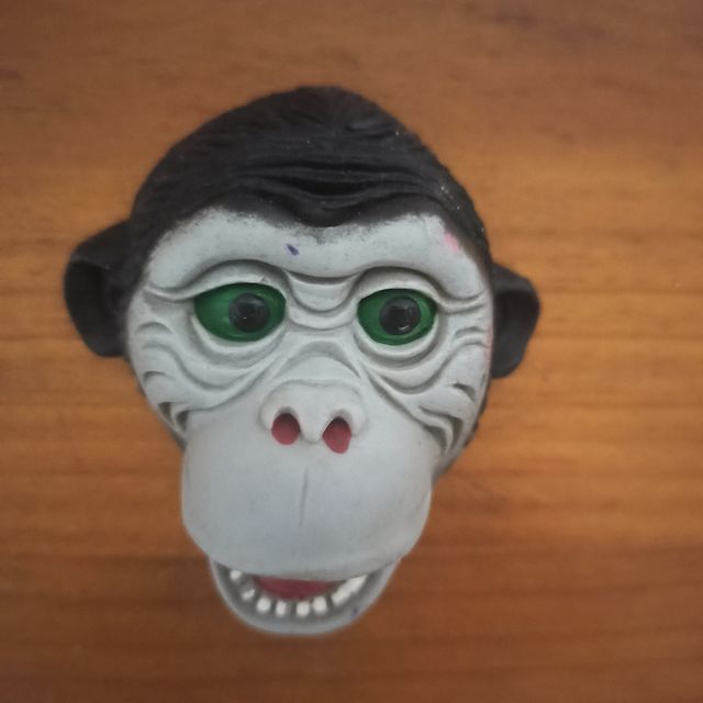 cara de mono titere dedos