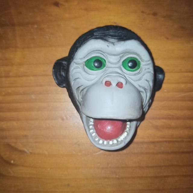 cara de mono titere dedos