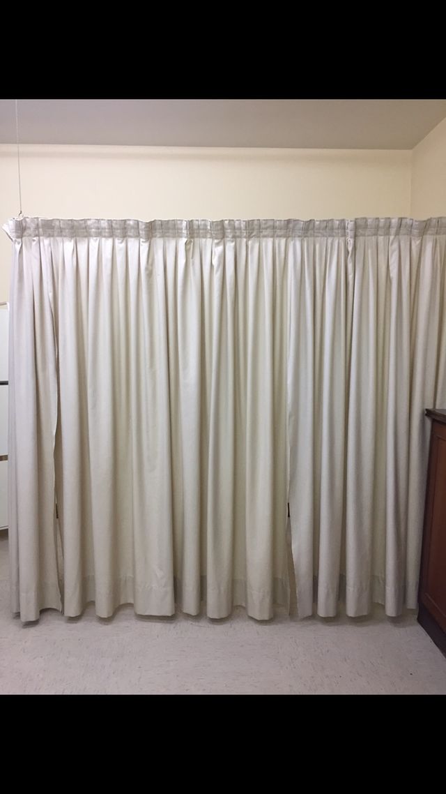 3 Cortinas color beige.