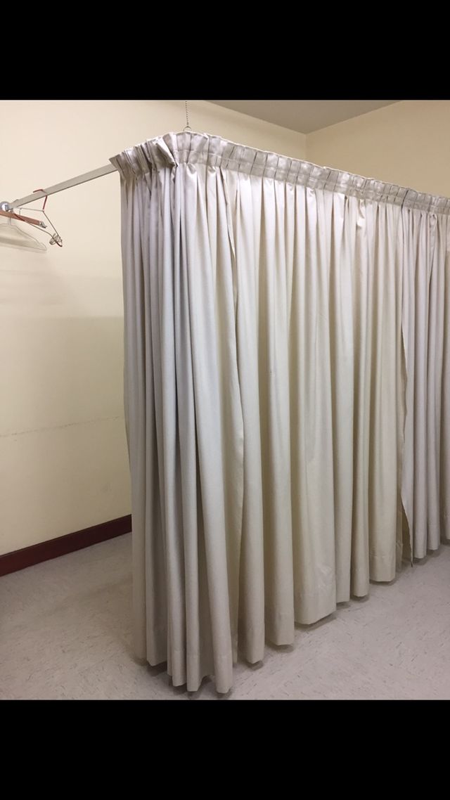 3 Cortinas color beige.