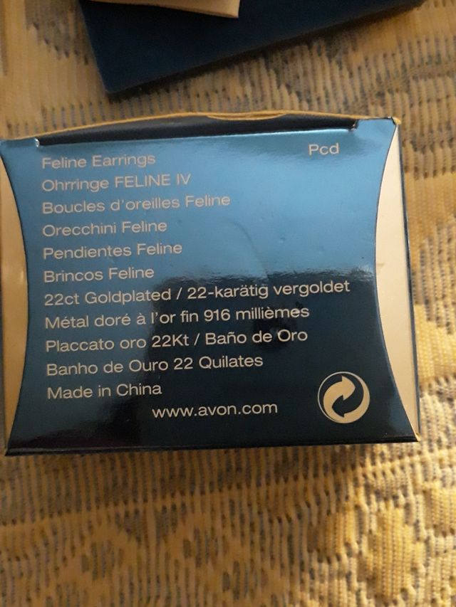 Conjunto de pendientes y colgante de Avon