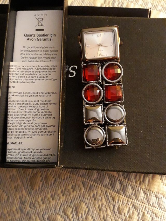 Reloj pulsera rojo, de Avon