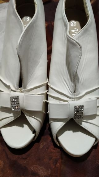 Zapatos blancos con Lazo.