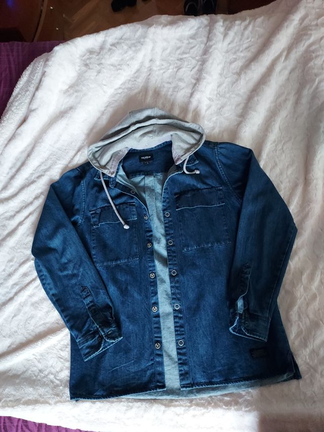 Talla L. color azul marino vaquera. cierre con cor