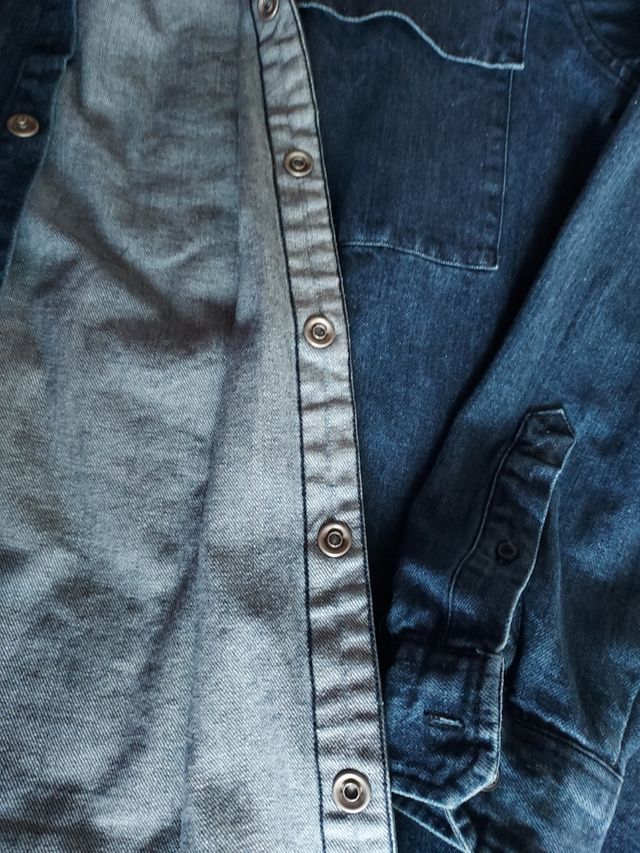 Talla L. color azul marino vaquera. cierre con cor