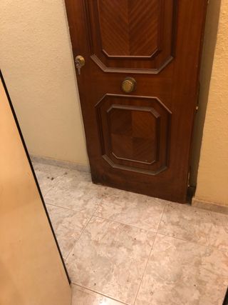 Puerta blindada con sus llaves 