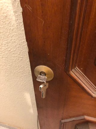 Puerta blindada con sus llaves 