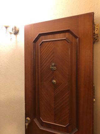 Puerta blindada con sus llaves 