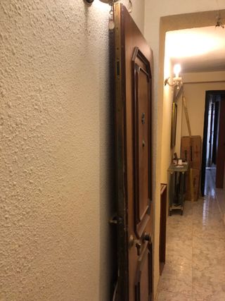 Puerta blindada con sus llaves 