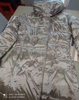 Plumífero plateado elegante y en perfecto estado.