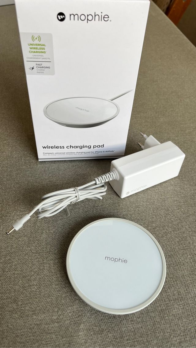 Cargador inalámbrico Mophie carga rápida.