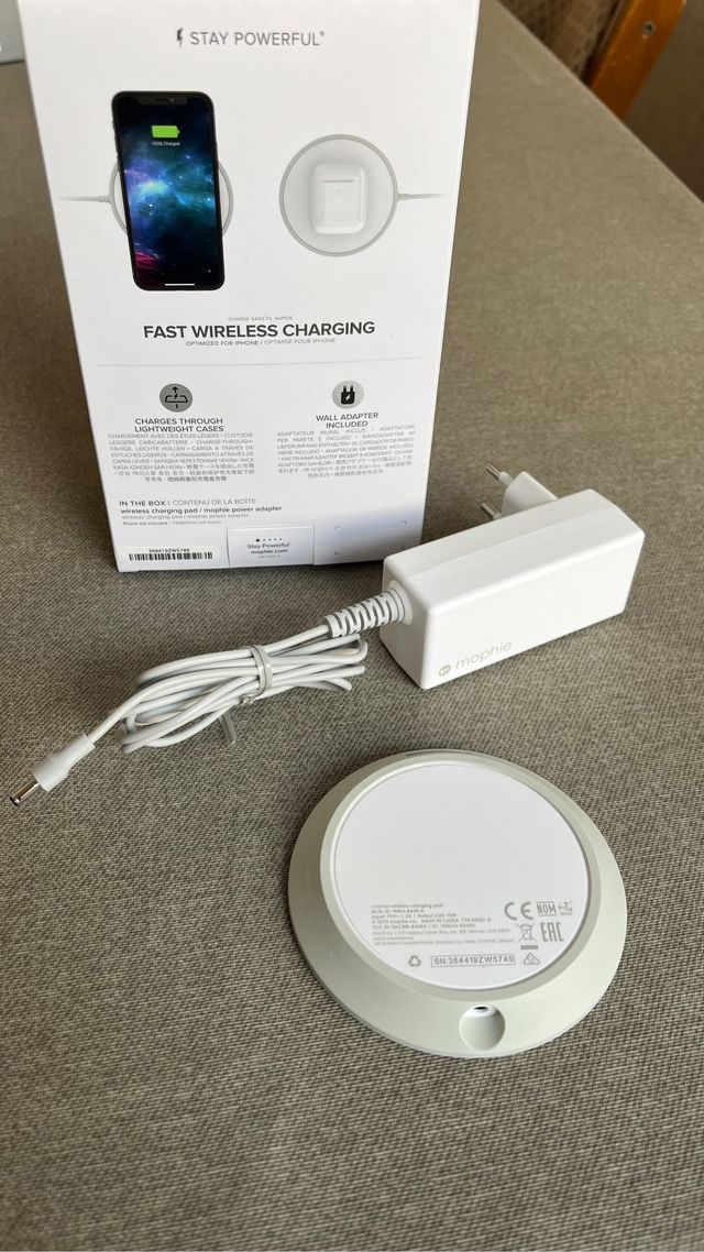 Cargador inalámbrico Mophie carga rápida.