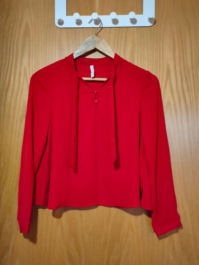 Blusa corta en color roja con lazo en el cuello