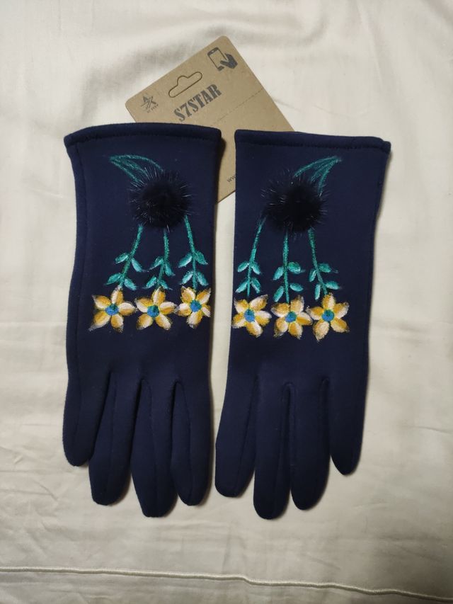Guantes pintados con margaritas