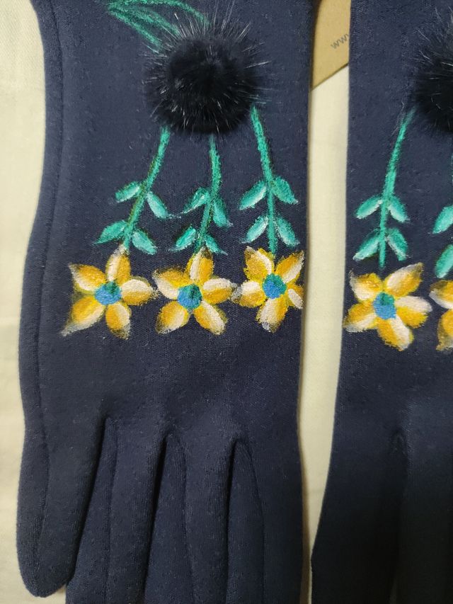 Guantes pintados con margaritas
