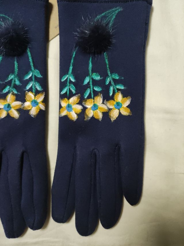 Guantes pintados con margaritas