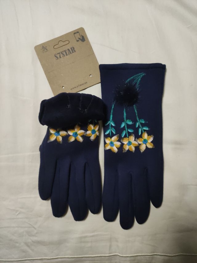 Guantes pintados con margaritas