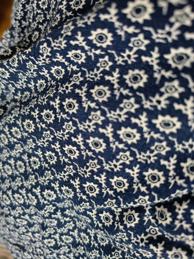 falda de flores azules y blancas