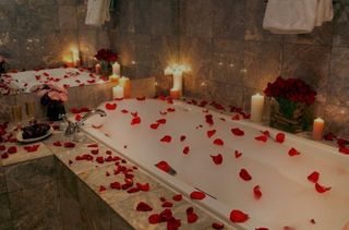 Pétalos San Valentín noche romantica boda bautizo