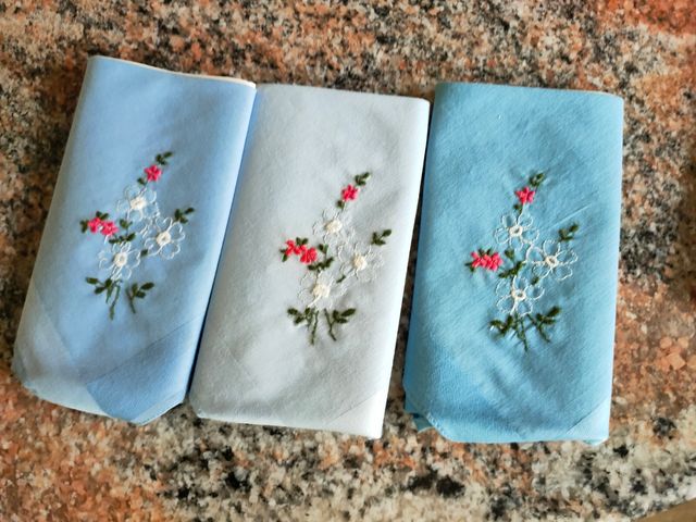 tres pañuelos bordados