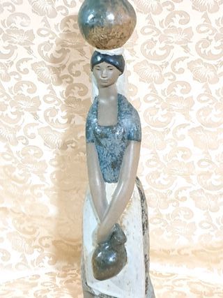 LLADRO 12023 ALDEANA A LA FUENTE