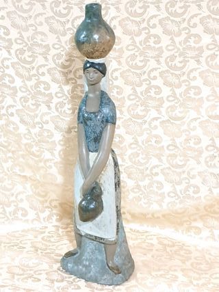 LLADRO 12023 ALDEANA A LA FUENTE