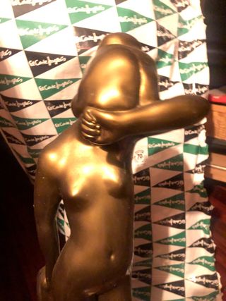 Figura de mujer de 64 cm + pedestal de 44 cm