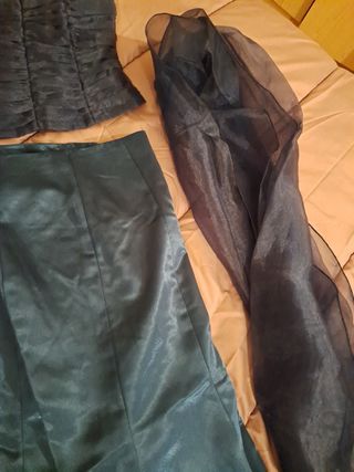 Elegante traje fiesta largo en verde mat