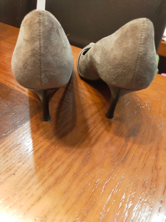 Zapatos de salón gris. Talla 36