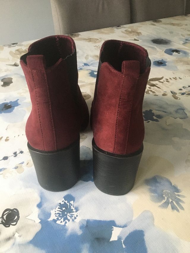 Botines de Stradivarius, talla 38, en burdeos.
