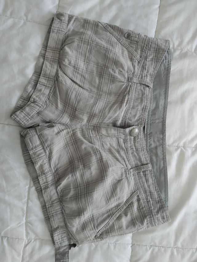 Pantalón corto gris claro