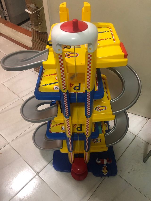 Parking coches de juguete.