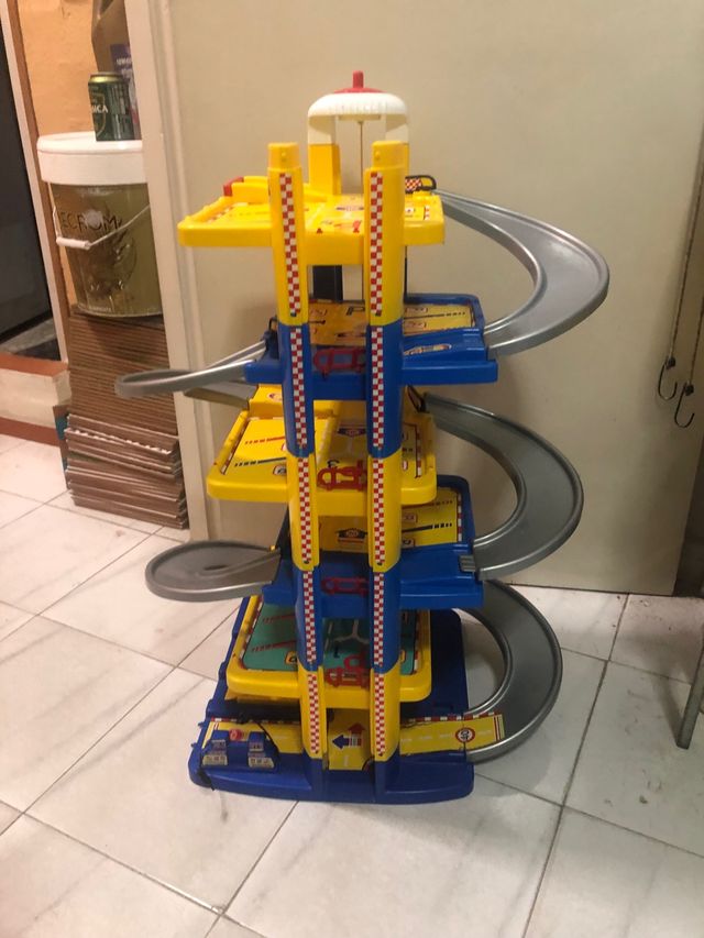 Parking coches de juguete.