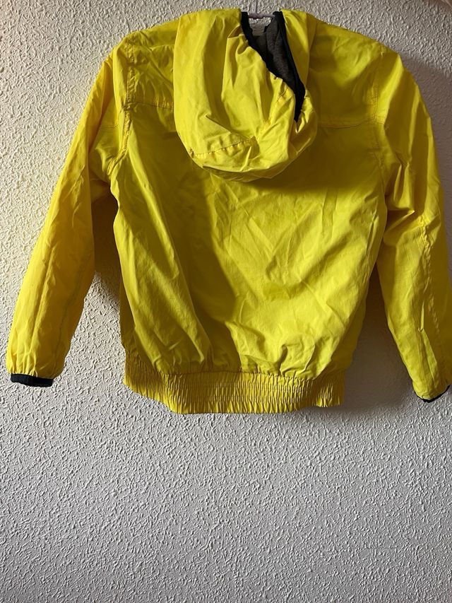 Chaqueta impermeable niña/o. Talla 7/8