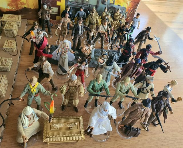 Gran colección de figuras y más de Indy. Hasbro