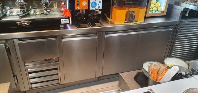 Mobiliario tras barra de hostelería