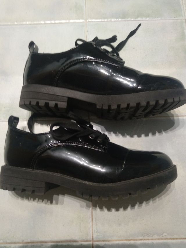 Zapatos cordones charol negros
