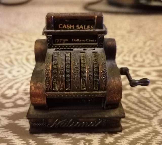 Temperino da collezione in metallo forma di cassa