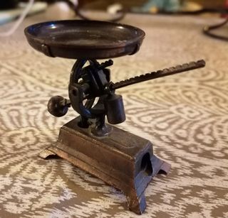 Temperino in metallo collezione forma di bilancia