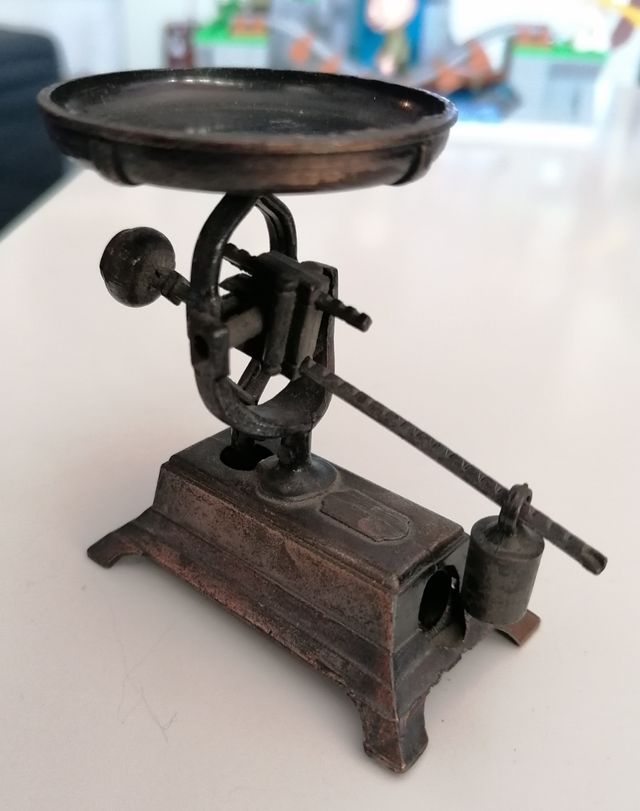 Temperino in metallo collezione forma di bilancia