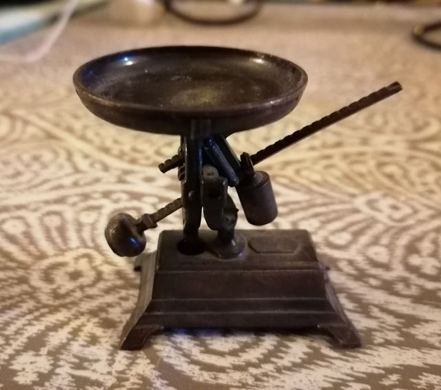 Temperino in metallo collezione forma di bilancia