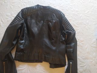 cazadora piel de Extradivarius 